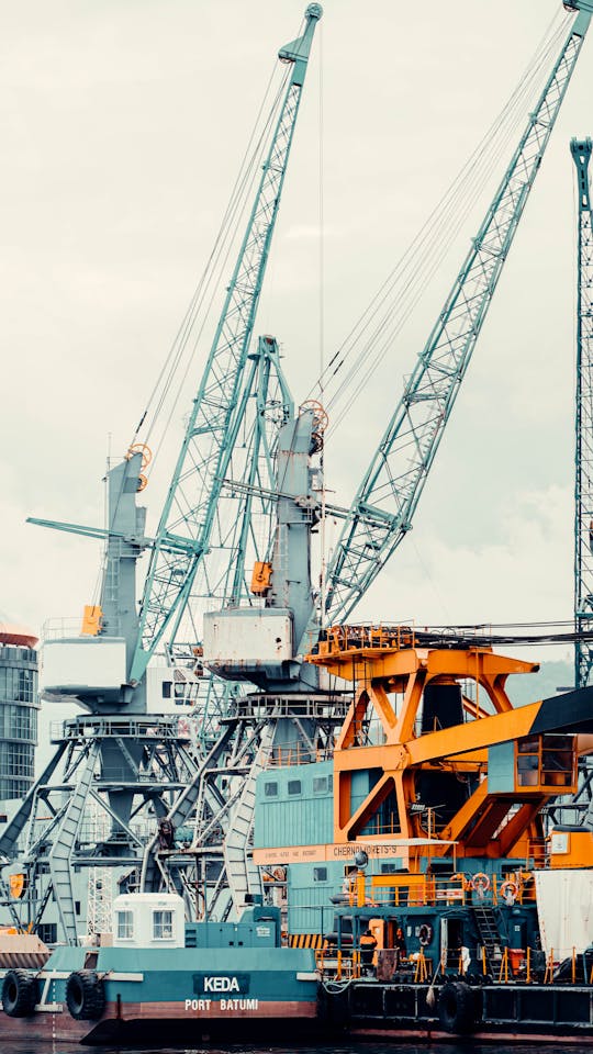 Heavy machinery loading and transportation for industrial and infrastructure projects